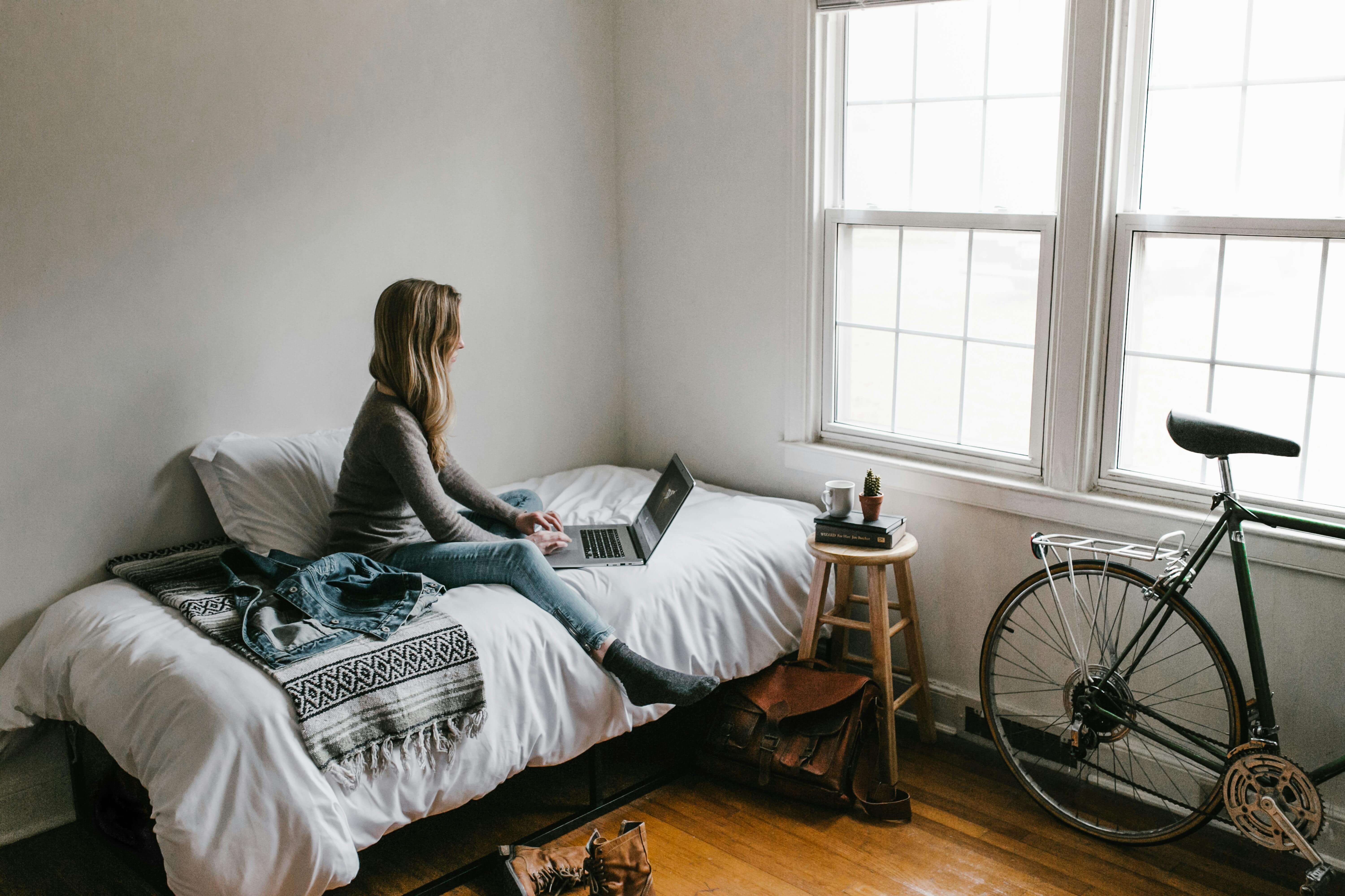 étudiante dans son logement étudiant à Reims